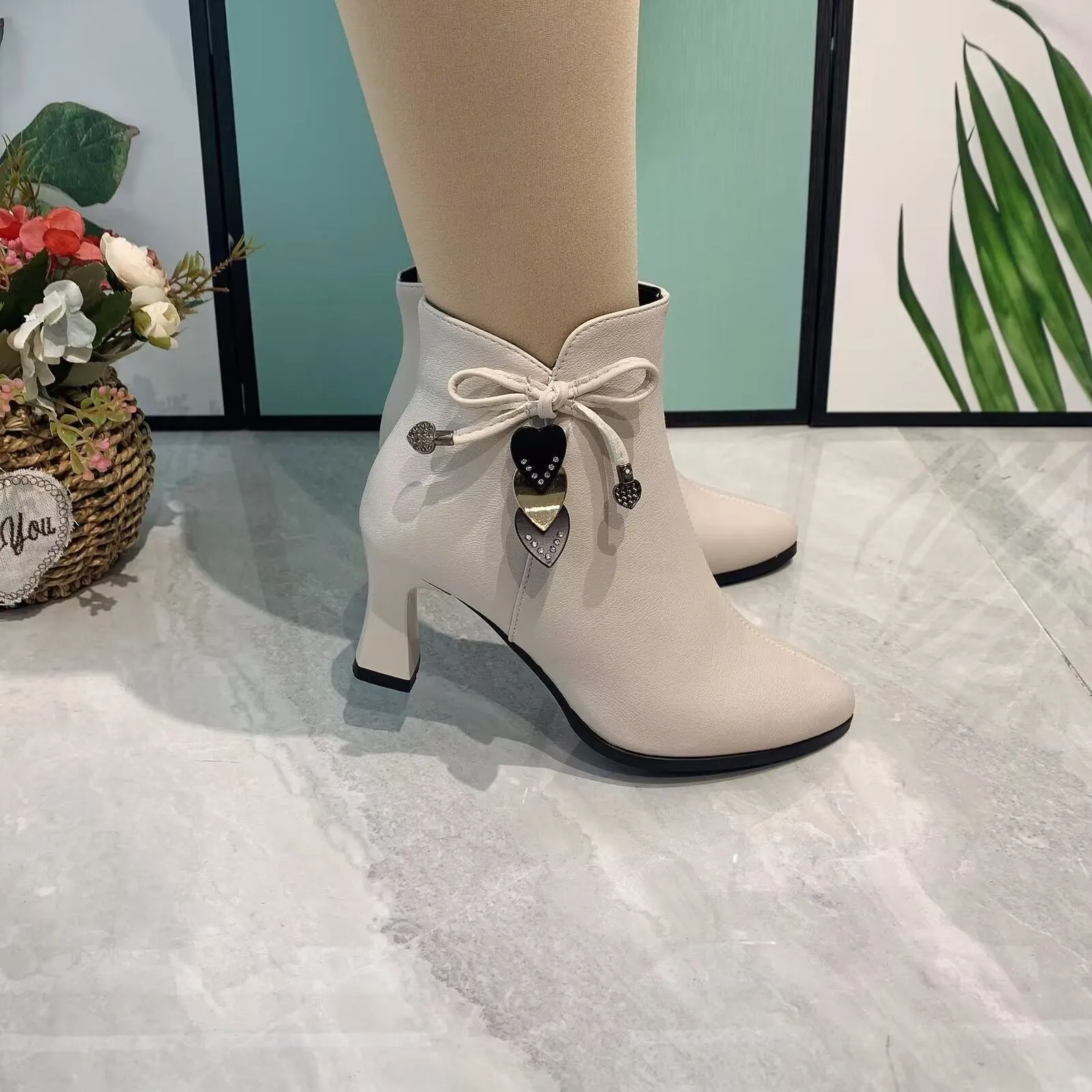 Fashionable Pointed Ankle Boots with Bow