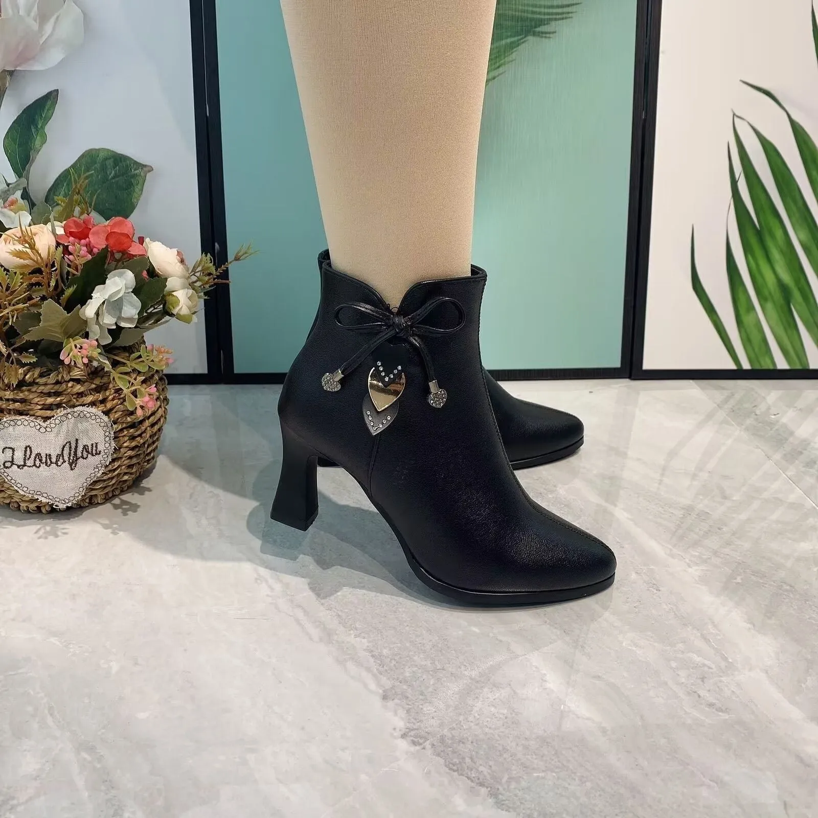 Fashionable Pointed Ankle Boots with Bow